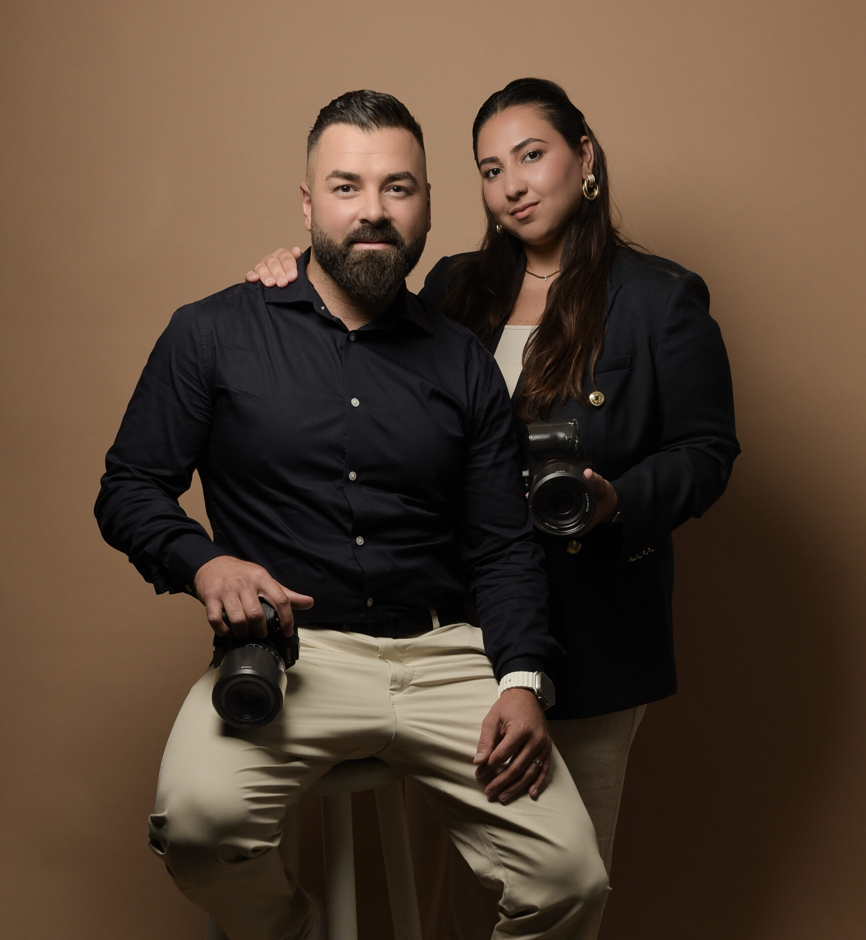 Hochzeitsfotografen mit Kamera-professionelles Fotografenpaar für emotionale Hochzeitsreportagen