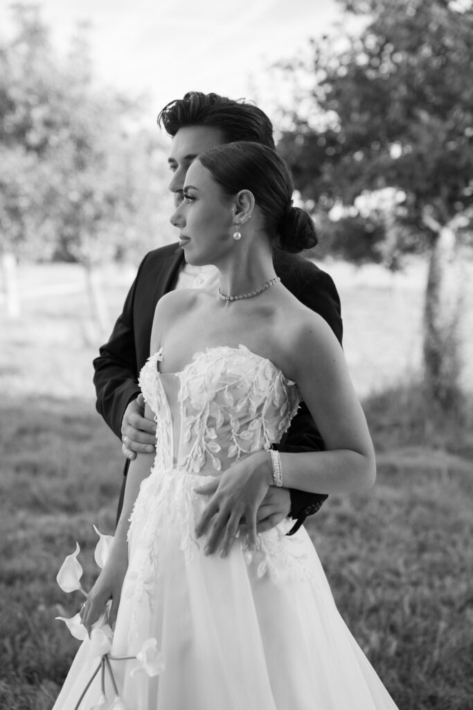 Hochzeitsfotograf München-Schwarz-weißes Brautpaar-Porträt. Bräutigam und Braut berühren sich liebevoll